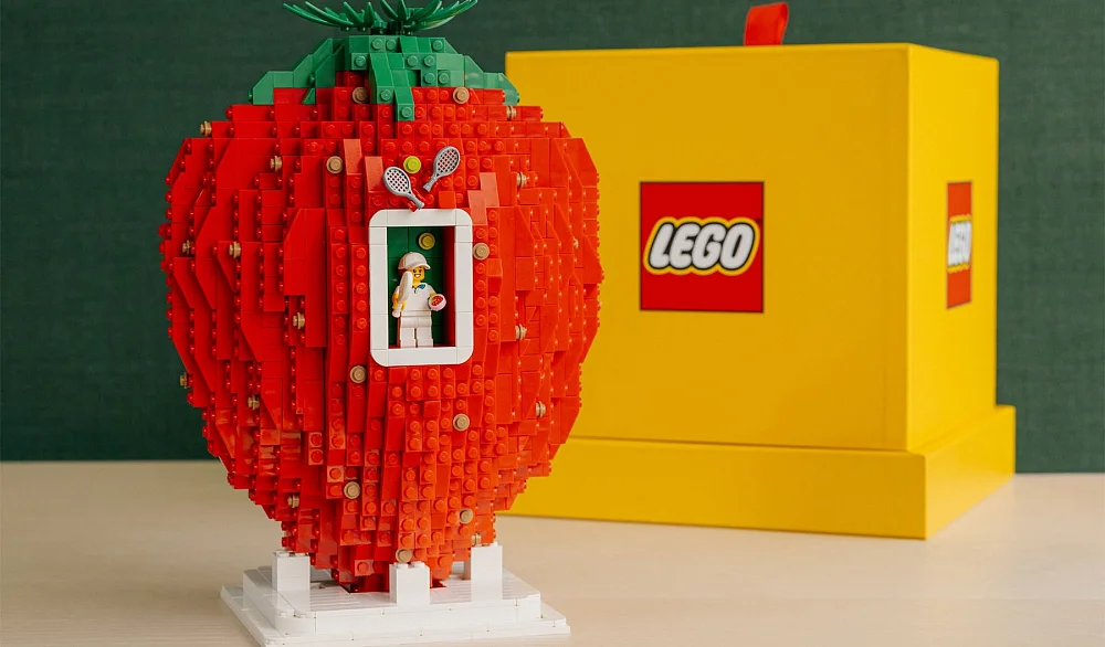LEGO feiert Iga Świateks Wimbledon-Triumph mit einer Erdbeere aus Bausteinen