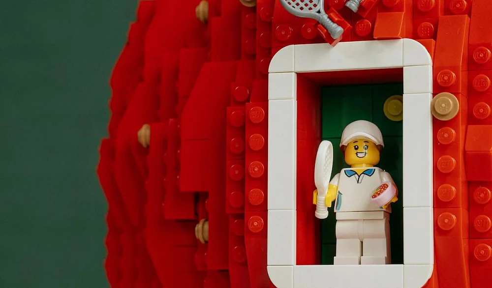 Iga Świątek og den gigantiske jordbæren laget av LEGO-klosser